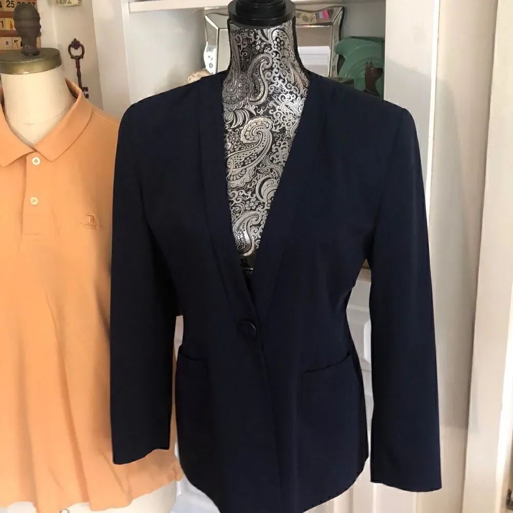 NWOT Vintage 80s Sasson Paris New York blazer. Pockets have not been opened.